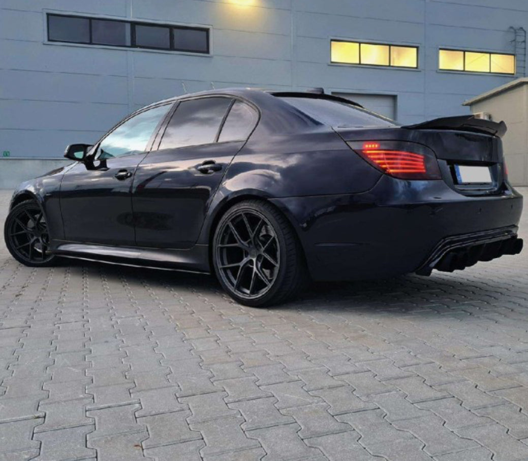BMW E60 / E61 M-Performance kiiltävän mustat helmalipat