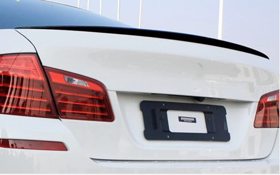 F10 ///M kiiltävän musta pieni takalippa