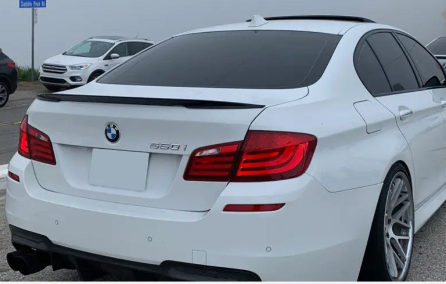 F10 ///M-performance kiiltävän musta takalippa
