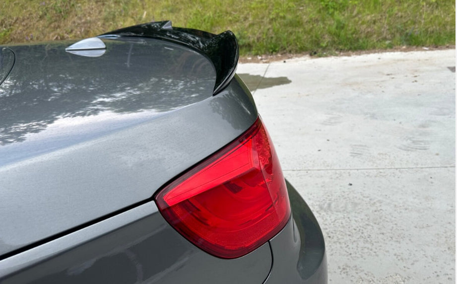 E93 M4-style kiiltävän musta takalippa