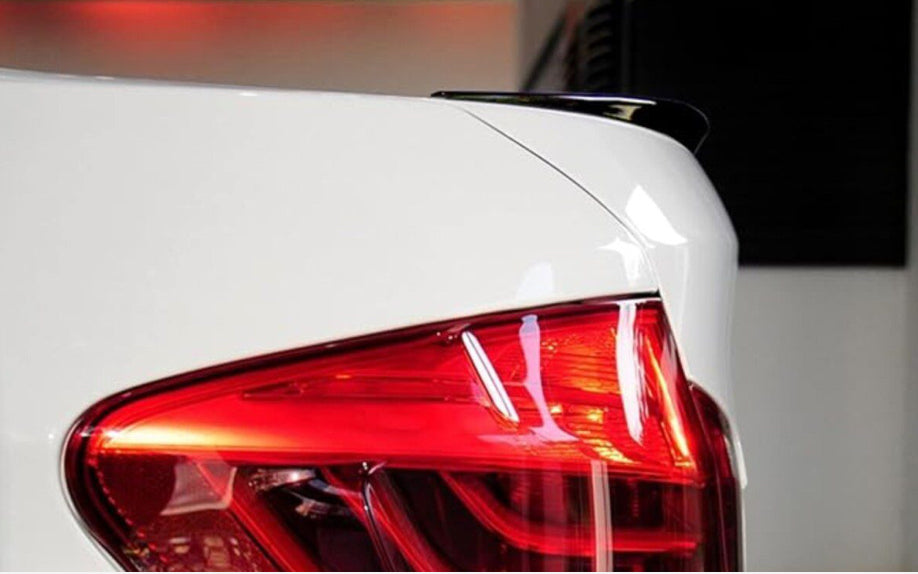F10 ///M kiiltävän musta pieni takalippa
