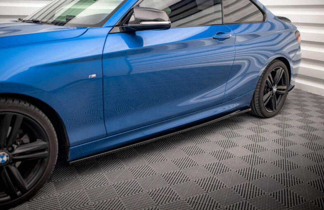 BMW F22 sedan 13-19 M-Sport helmojen kiiltävän mustat helmalistat Maxton Design
