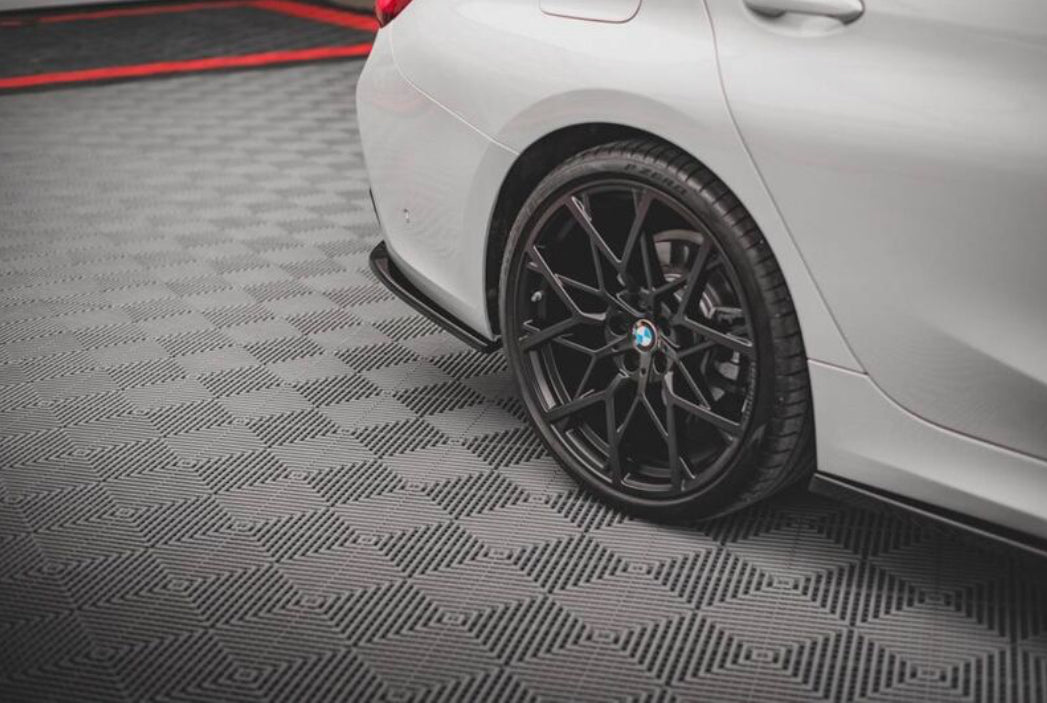 BMW G20 G21 19- vakiotakapuskurin kiiltävän mustat kulmapalat Maxton Design