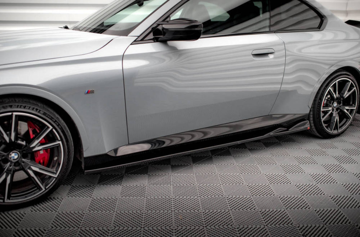 BMW 2-sarja G42 21- M-Sport / M240i helmojen kiiltävän mustat helmalistat Maxton Design