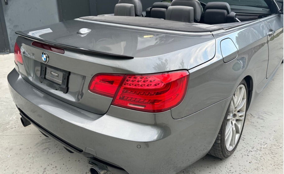 E93 ///M-performance kiiltävän musta takalippa