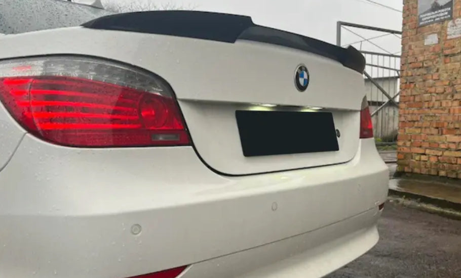 BMW E60 M4-Style kiiltävän musta takalippa