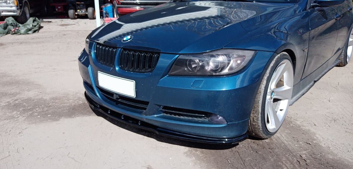 BMW E90 E91 05-12 kiiltävän musta vakioetupuskurin etulippa / splitteri Maxton Design V1