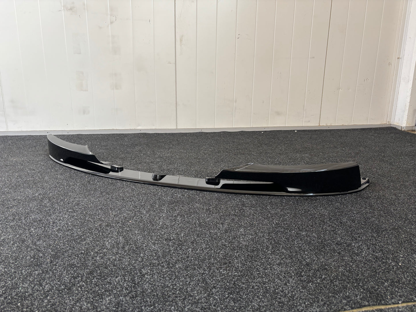BMW E90 / E91 LCI M-Performance kiiltävän musta etulippa